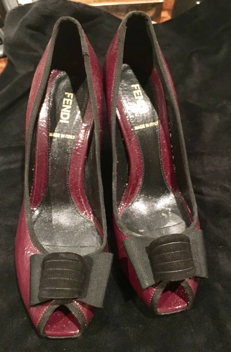 Fendi Dunkelrote Lackleder Pumps Größe 6 1/2 Fendi Dunkelrote Lackleder Pumps Größe 6 1/2 von 805Vintage