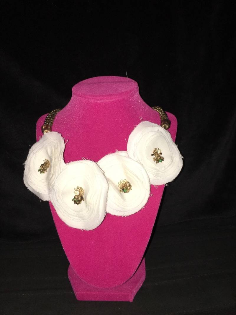 Florale Und Perlenbesetzte Halskette von 805Vintage