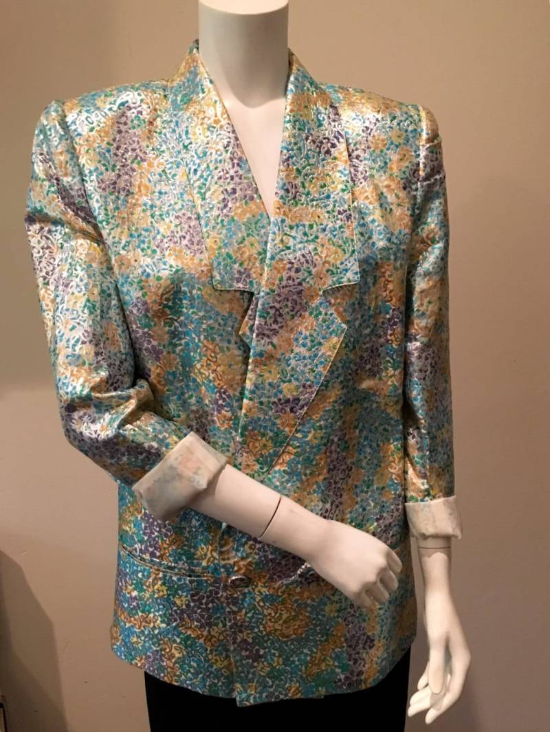 Wunderschöne Silberne Jacke Mit Gelben, Türkisen Und Lila Akzenten Wunderschöne Silberne Jacke Mit Gelben, Türkisen Und Lila Akzenten von 805Vintage
