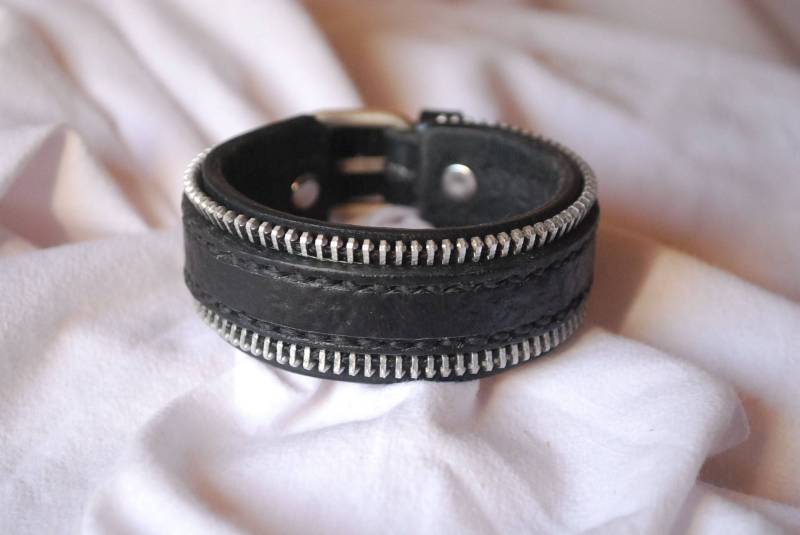 Schwarzes Leder Und Metall Armband Schwarzes Leder Und Metall Armband von 80sCUSTOM