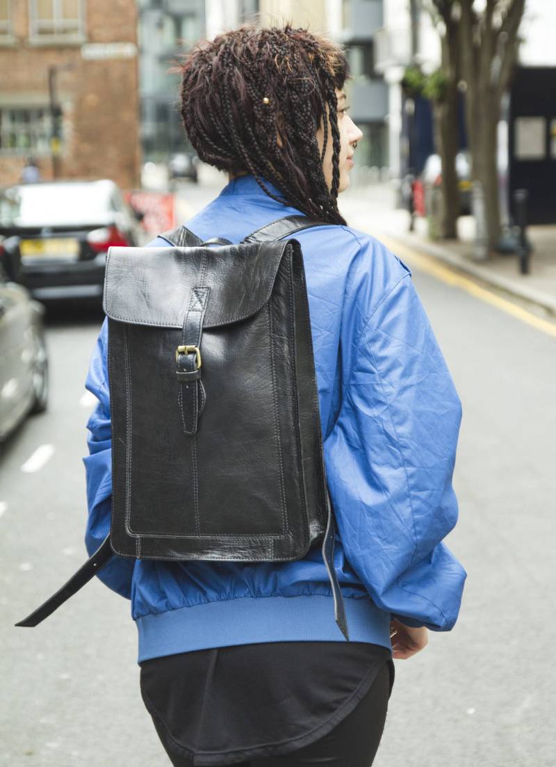 Lederrucksack in Schwarz Premium Edition Mit Klappe von 80sStyleBags