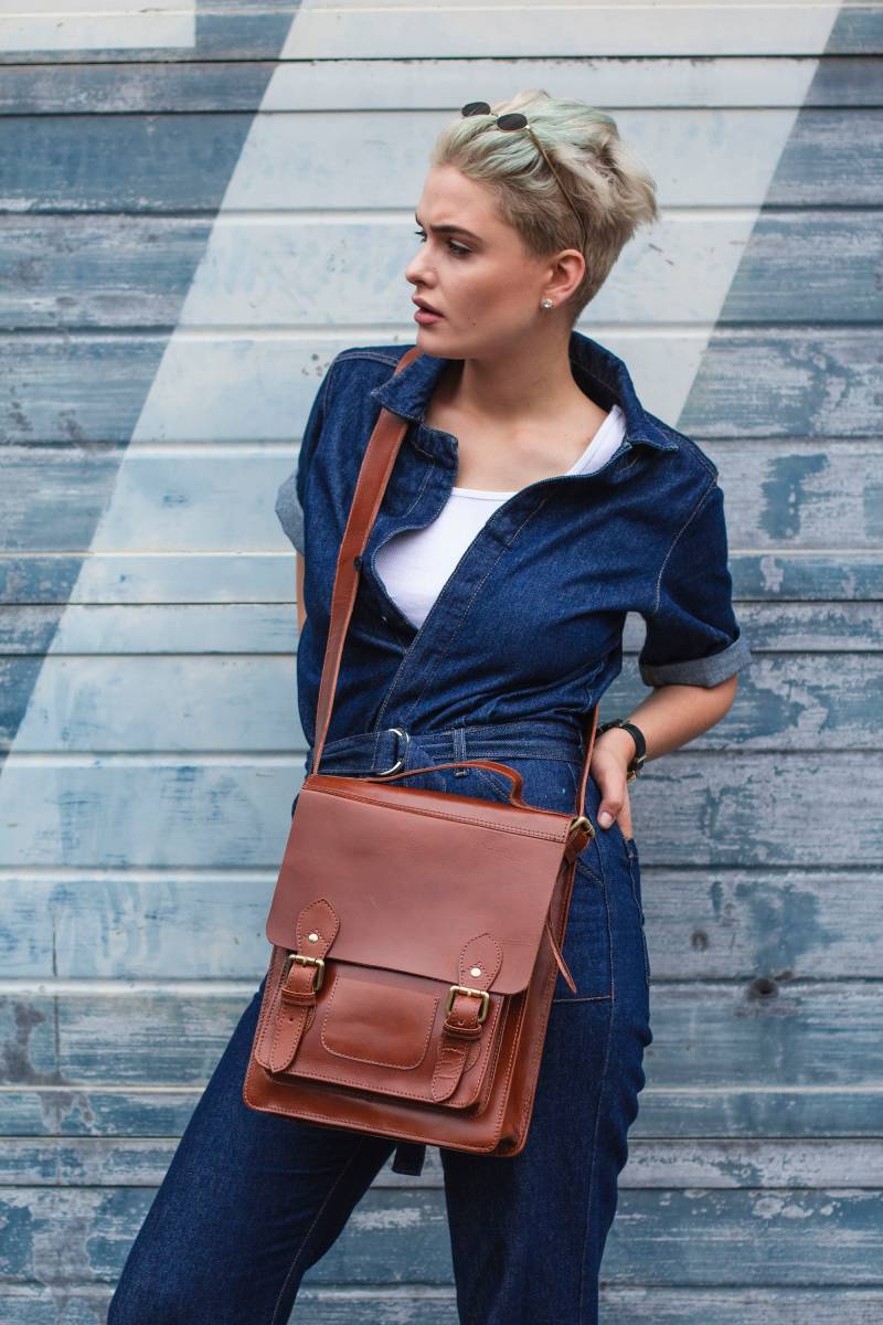 Umhängetasche Messenger Bag Aus Glänzendem Leder in Braun von 80sStyleBags