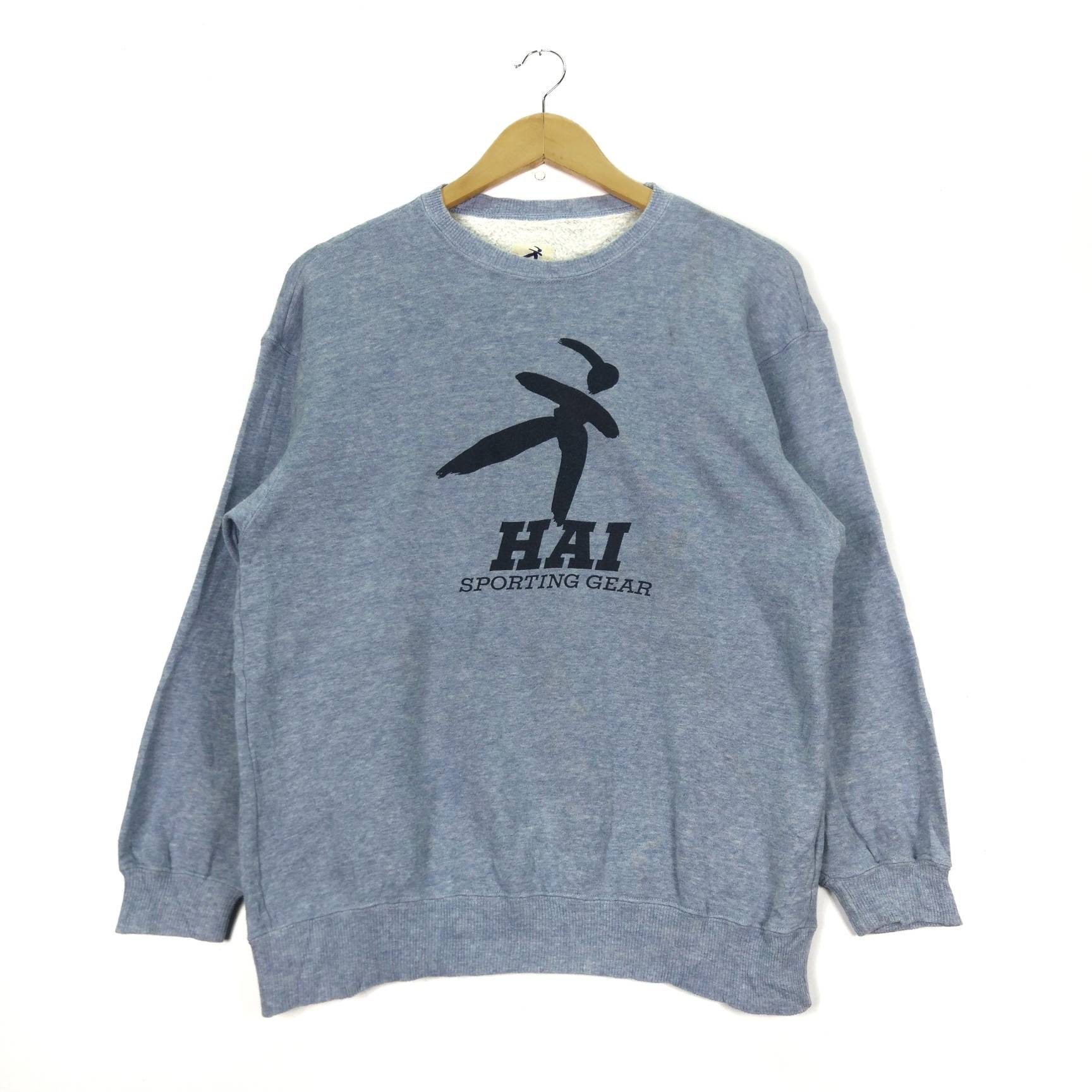Hai Sporting Gear Issey Miyake Big Logo Vintage 90Er Jahre Rundhals Pullover Sweatshirt Hai Sporting Gear Issey Miyake Big Logo Vintage 90Er Jahre Rundhals Pullover Sweatshirt von 86Threads