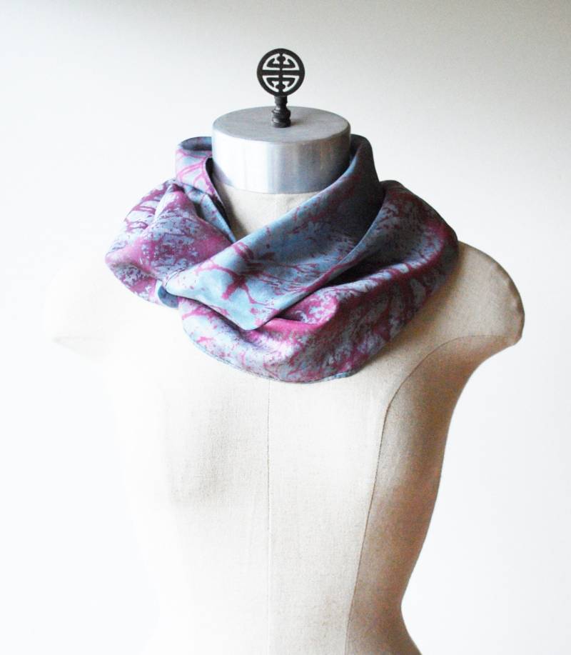 Handbemalten Seidenschal, Siebdruck Schal, Hand-Gefärbt, Einzigartige Gletscher-Beere von 88editions