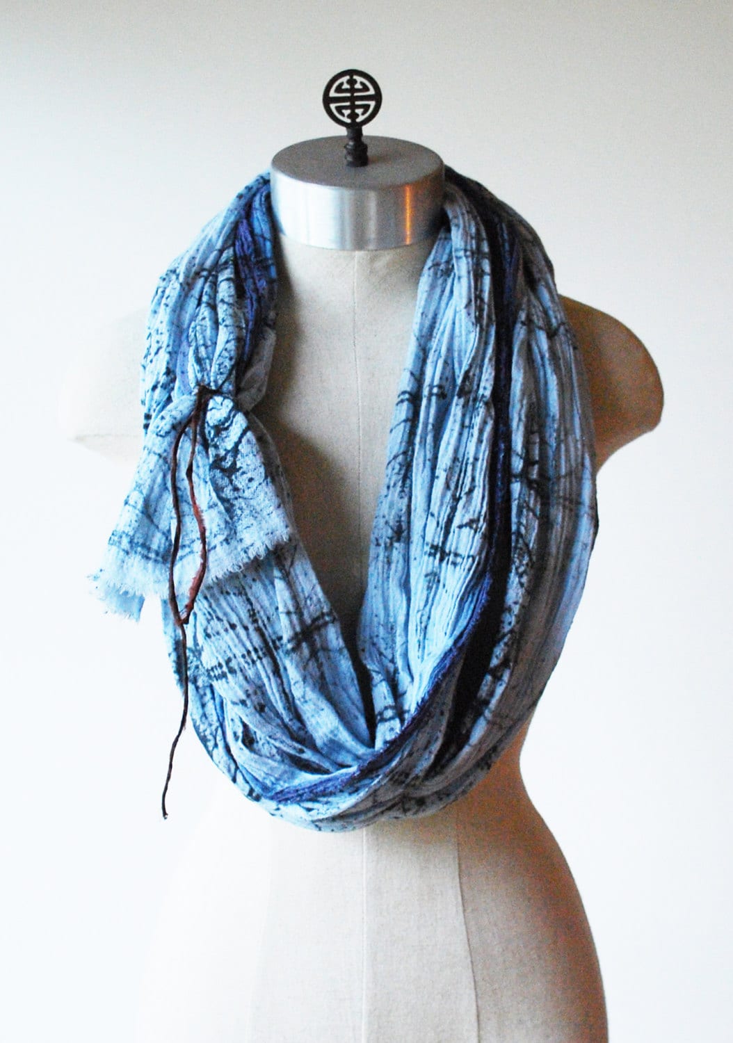 Indigo Schal, Hand Bedruckten Leinwand Gedruckte Boho Mode, Verblasste Blau Indigo Schal, Hand Bedruckten Leinwand Gedruckte Boho Mode, Verblasste Blau von 88editions