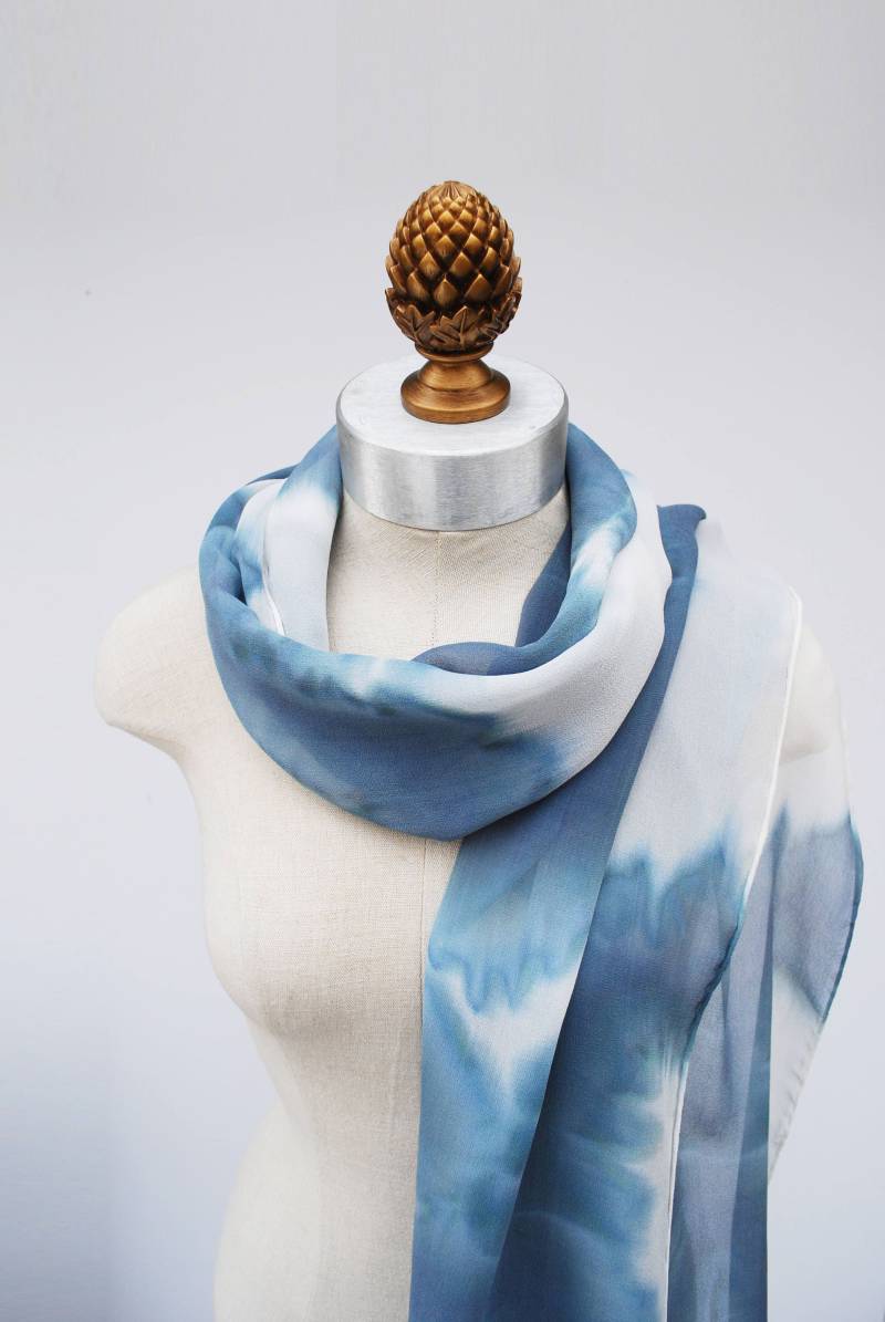 Rosarch Muster Grau Blau Weiß Chiffon Seidenschal Von 88Editions von 88editions
