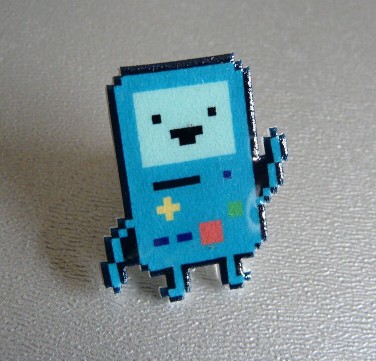 Adventure Time Beemo Bmo Pin // Nintendo Hutnadel Krawattennadel Retro Anstecknadel Harzbeschichteter Shrink Kunststoff Ähnlich Emaille von 8BitZero