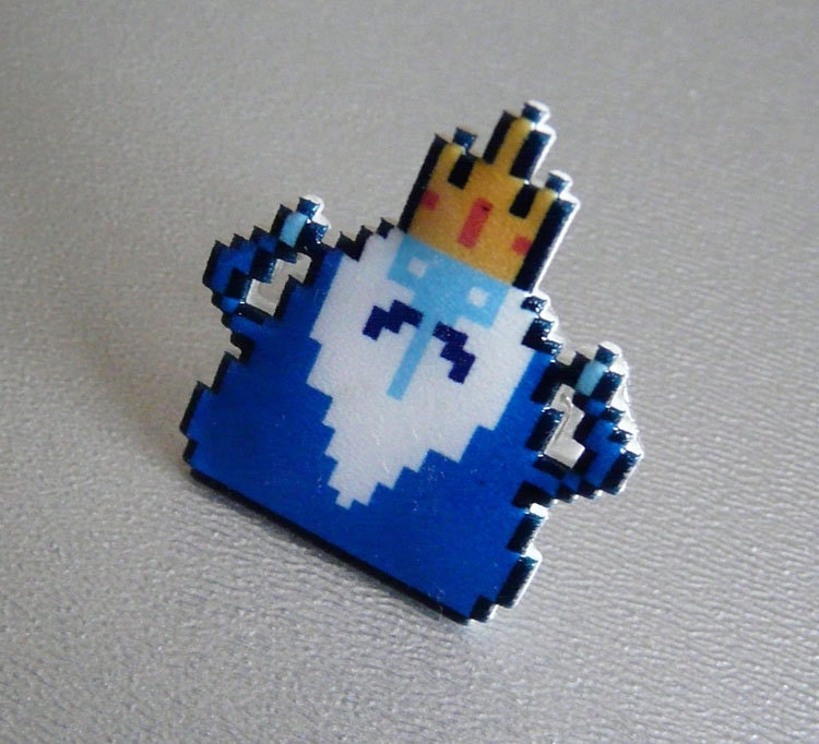 Adventure Time Eiskönig Pin // Hutnadel Pixel Krawattennadel Retro Anstecknadel Harzbeschichtet Schrumpfplastik Ähnlich Emaille von 8BitZero