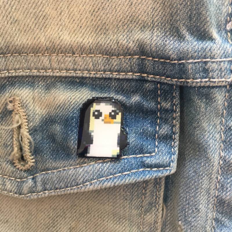 Adventure Time Gunther Pin // Nintendo Hutnadel Krawattennadel Retro Anstecknadel Schrumpfplastik Ähnlich Wie Emaille von 8BitZero