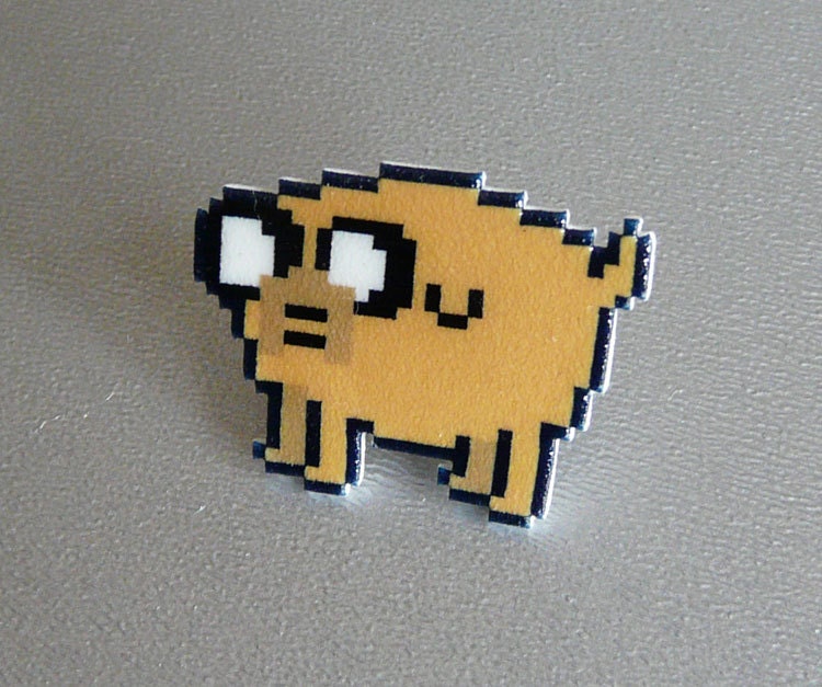 Adventure Time Jake The Dog Pin // Nintendo Hutnadel Krawattennadel Retro Anstecknadel Harzbeschichteter Schrumpfplastik Ähnlich Emaille von 8BitZero