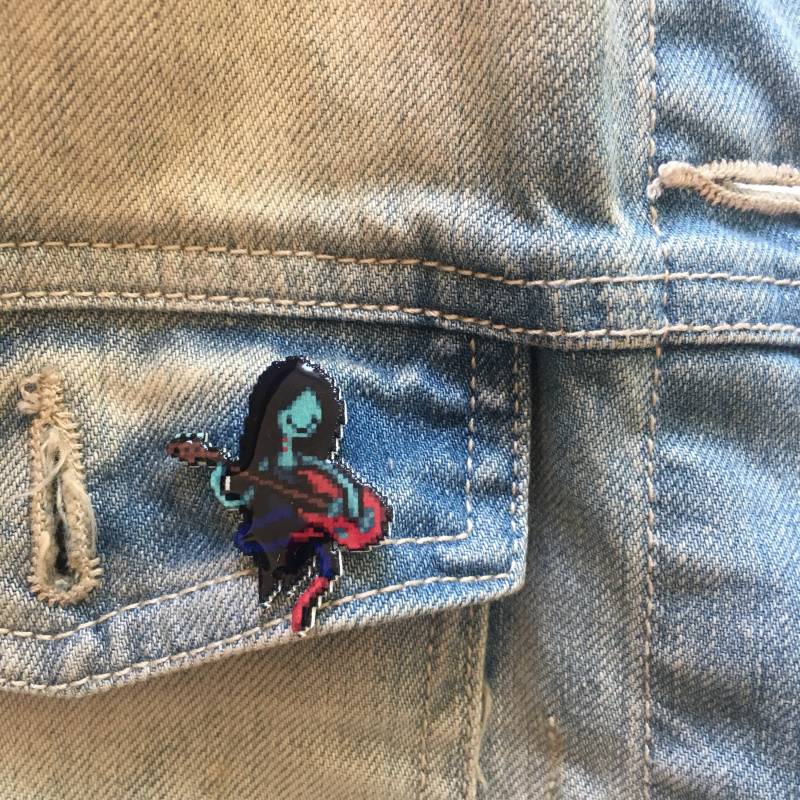 Adventure Time Marceline Vampir Pin // Nintendo Hutnadel Krawattennadel Retro Anstecknadel Harzbeschichteter Shrink Kunststoff Ähnlich Emaille von 8BitZero