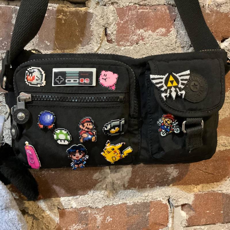 Bob-Omb Super Mario 3 Pin // Bob Omb Nintendo Hutnadel Krawattennadel Retro Anstecknadel Harzbeschichteter Schrumpfplastik Ähnlich Emaille Pin von 8BitZero
