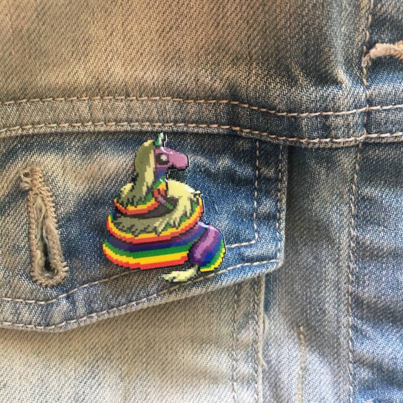 Lady Rainicorn - Adventure Time Pin // Nintendo Hutnadel Krawattennadel Retro Anstecknadel Harzbeschichteter Schrumpfplastik Ähnlich Emaille von 8BitZero