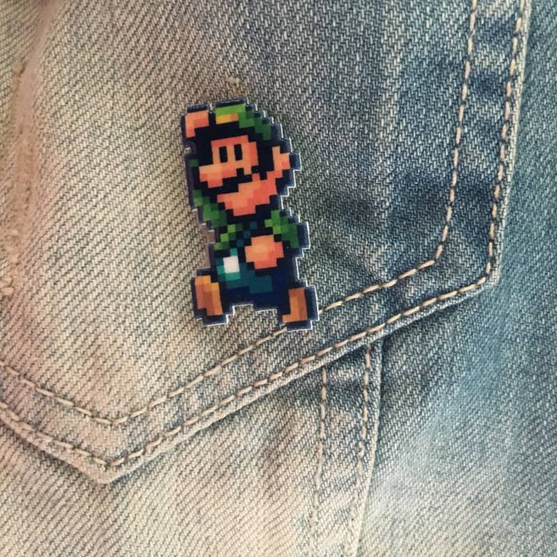 Luigi - Super Mario 3 Pin // Nintendo Hutnadel Krawattennadel Retro Anstecknadel Harzbeschichteter Schrumpfplastik Ähnlich Emaille von 8BitZero