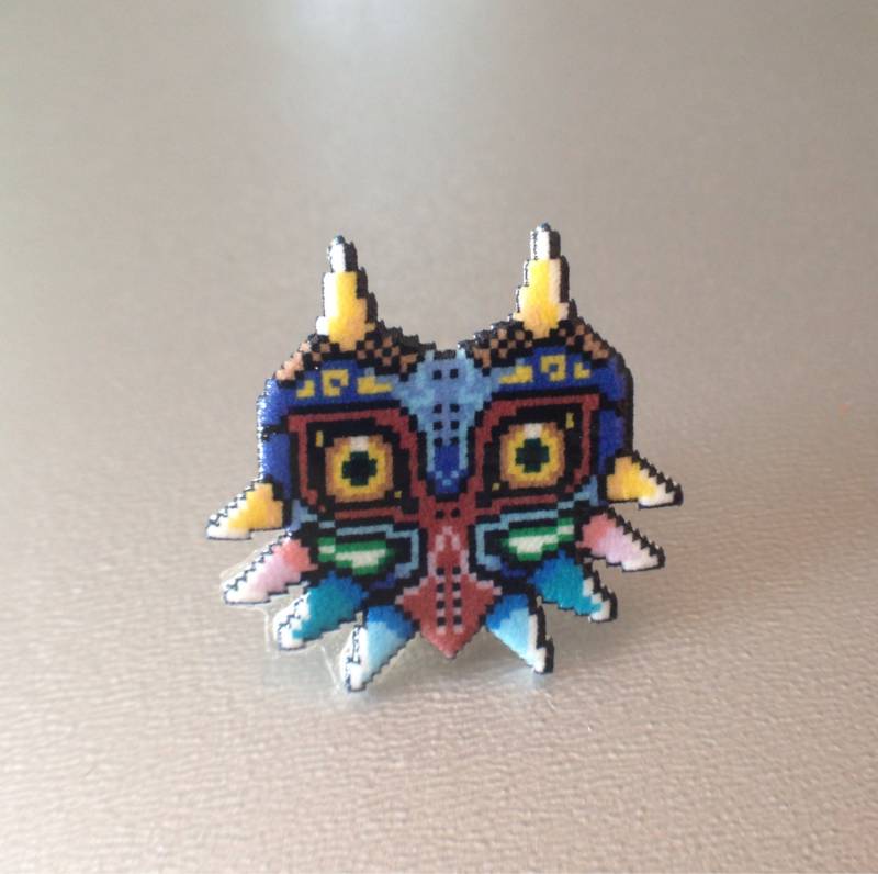 Majoras Maske - Legende Von Zelda Pin // Nintendo Hutnadel Krawattennadel Retro Anstecknadel Harzbeschichteter Schrumpfplastik Ähnlich Emaille von 8BitZero