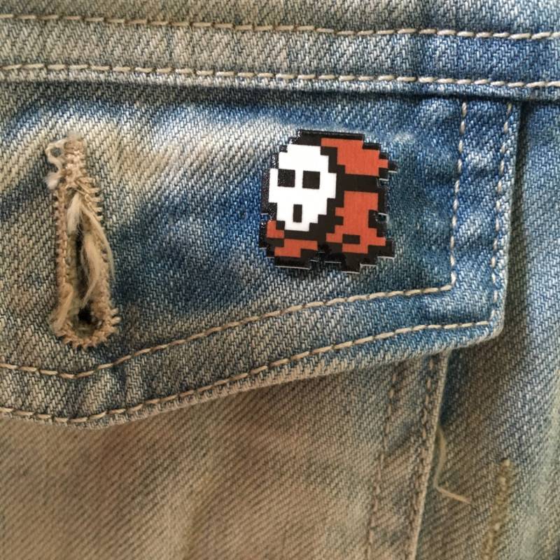 Shy Guy - Super Mario Pin // Nintendo Hutnadel Pixel Krawattennadel Retro Anstecknadel Harzbeschichteter Schrumpfplastik Anhänger von 8BitZero