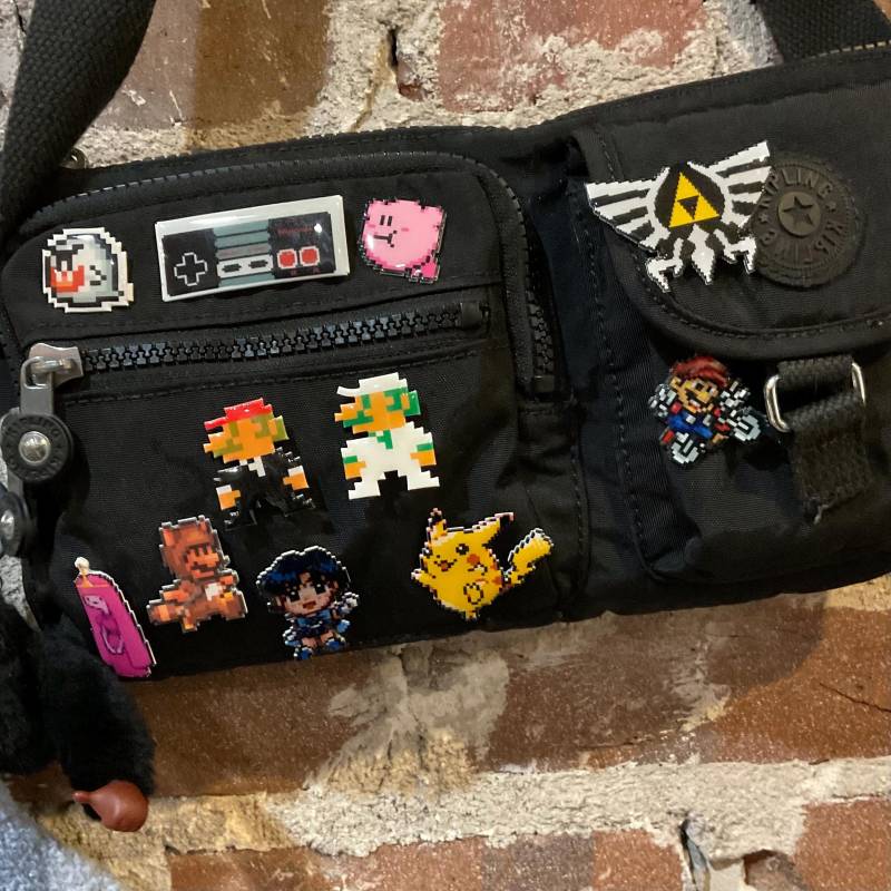 Super Tuxedo Mario Pin // Nintendo Hutnadel Retro Anstecknadel Harzbeschichteter Schrumpfplastik Ähnlich Emaille von 8BitZero