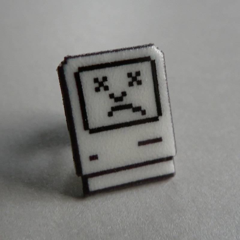 Trauriger Macapple Pin // Nintendo Hutnadel Krawattennadel Retro Anstecknadel Schrumpfplastik Ähnlich Wie Emaillestifte, Harzbeschichtet Macintosh von 8BitZero