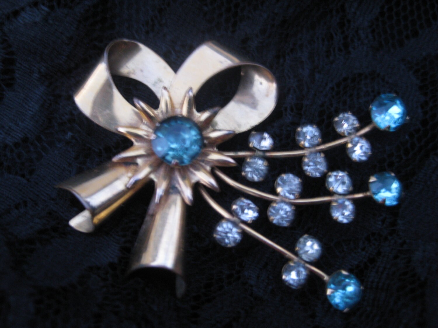 1950S Atomic Bow Brosche Strass-Anstecknadel Mit Goldfarbener Fassung 1950S Atomic Bow Brosche Strass-Anstecknadel Mit Goldfarbener Fassung von 8loveyvintage8
