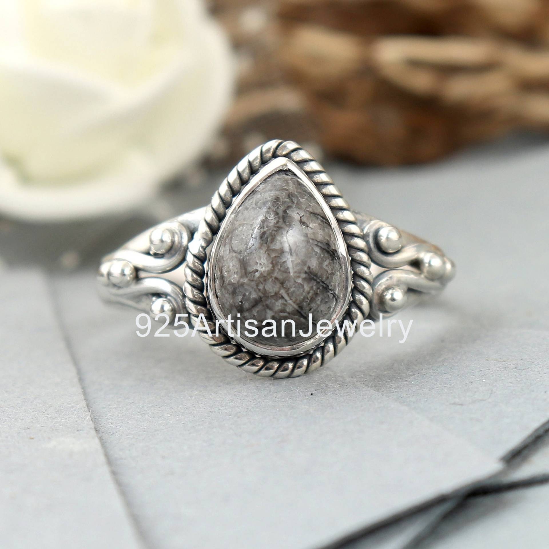 Natürlicher Rochen Fossil Ring, Grau Koralle 925 Silber Edelstein Gold Frauen Boho Rose Zierlicher Ring von 925ArtisanJewelry