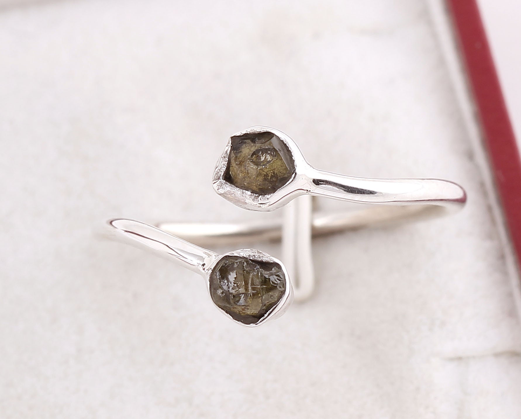 925Er Sterlingsilberring Mit Grüner Farbe Natürlicher Turmalin-Rohstein 925Er Sterlingsilberring Mit Grüner Farbe Natürlicher Turmalin-Rohstein von 925SilverByRajat