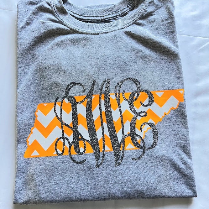Monogramm Tennessee Shirt Orange Chevron Tn, Glitzer Initial T-Shirt Monogramm Tennessee Shirt Orange Chevron Tn, Glitzer Initial T-Shirt von 931NightOwlTees