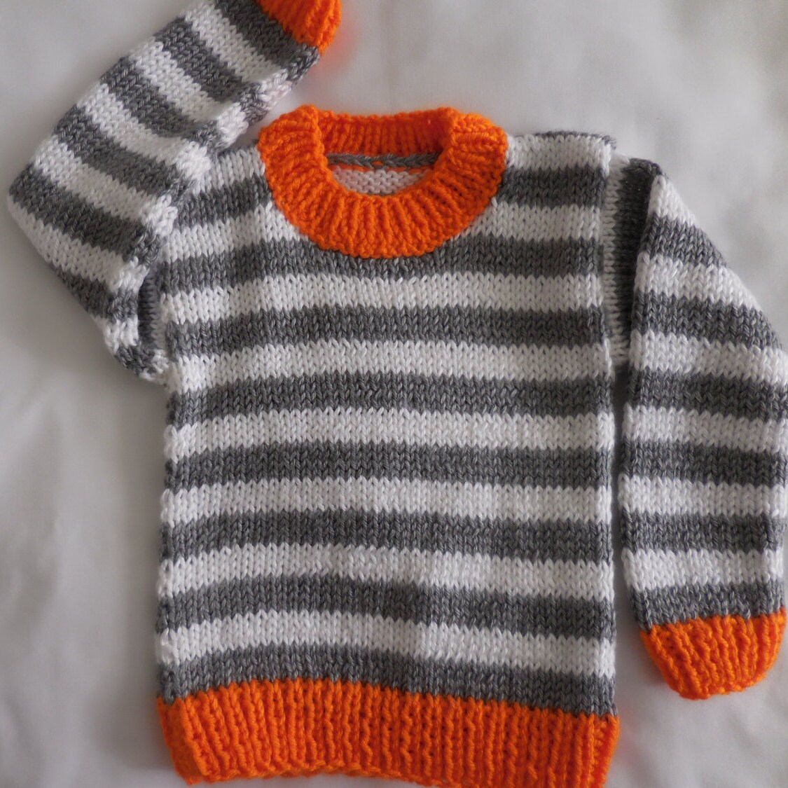 Handgefertigter Strickpullover Mit Grau-Weißen Streifen 18 - 24M von 949creations