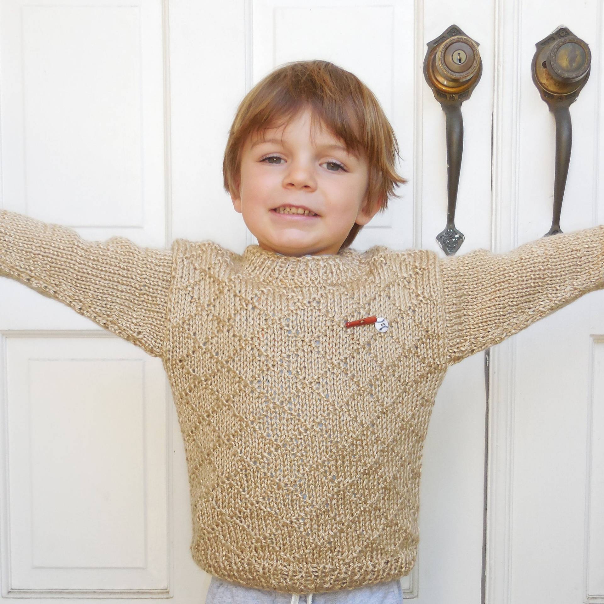 Handgemachter Jungen Pullover in Beige Mit Rauten Muster - Kleinkind Baseballschläger Und Ball 3.5 4 Jahre von 949creations