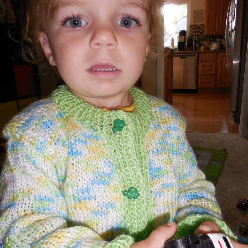 Handgemachter Strick-Baby-Strickjacke in Grün/Blau/Gelb/Weiß Mit Grünen Schildkrötenknöpfen Für 18 - 24 M von 949creations