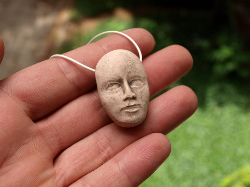 Zwei-Flächen Keramik Anhänger Steingut Skulptur, Harmonie Amulett von 99heads