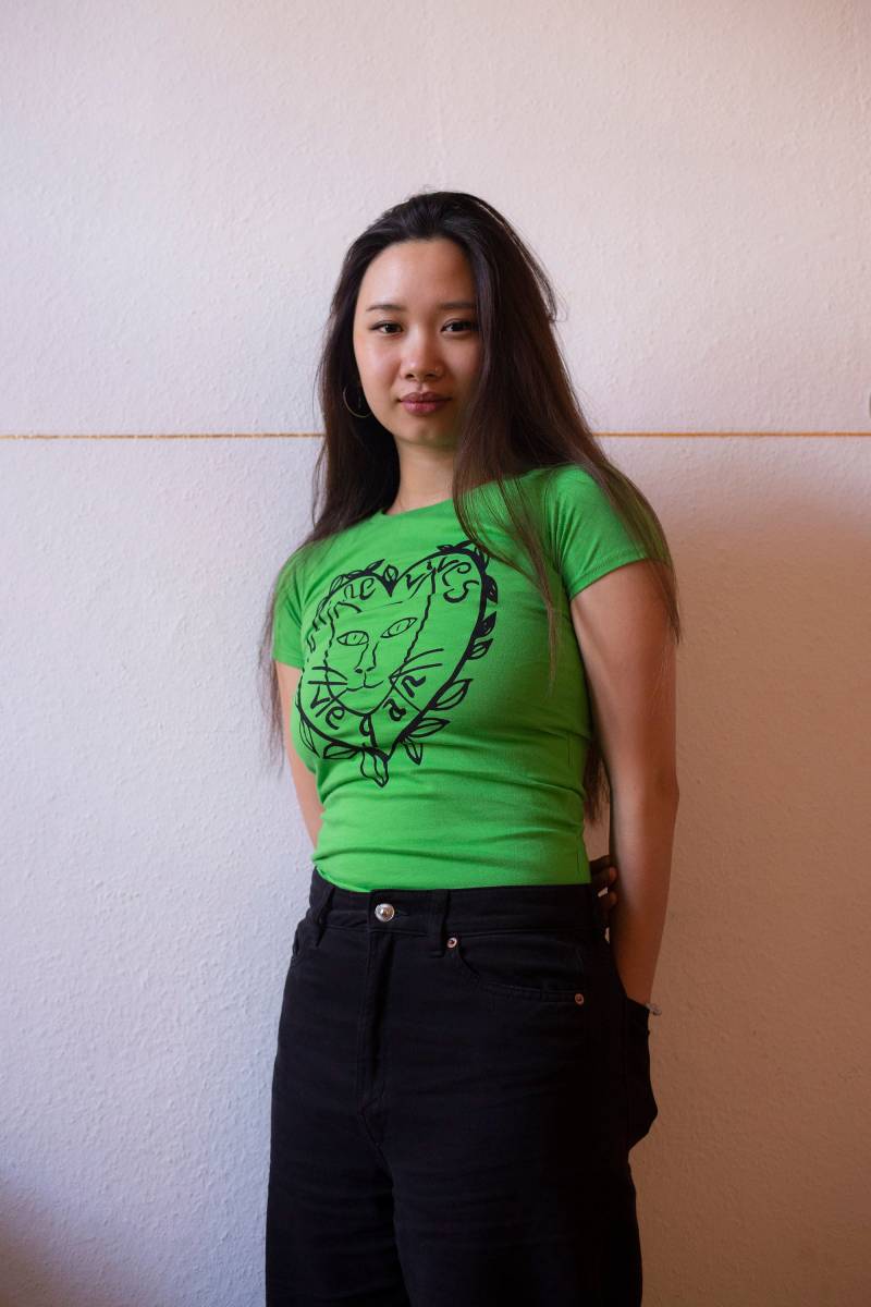 Bio Baumwolle, Fair Trade, Funky, Arty Vegan Damen T-Shirt, Herzförmiges Katzen Art Logo, Hand Siebdruck von 9livesvegan
