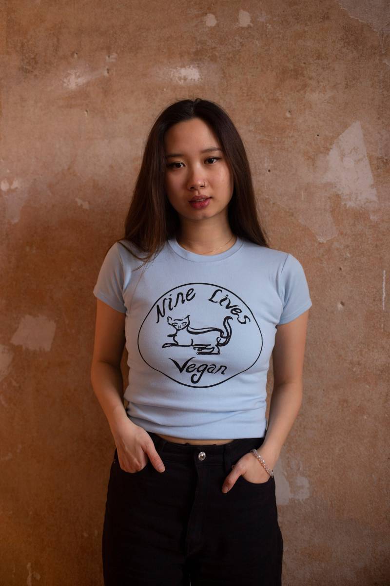 Bio Baumwolle, Fair Trade, Funky, Arty Women Es Nine Lives Vegan Circle Cat Logo T Shirt, Hand Siebdruck von 9livesvegan
