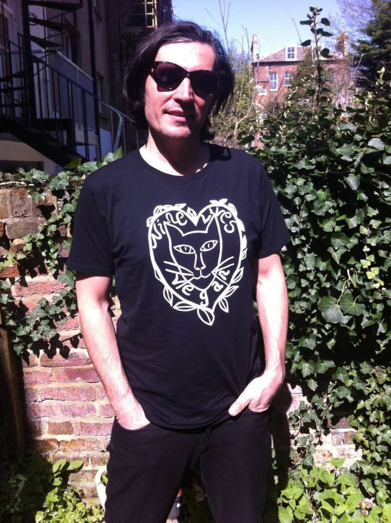 Black Funky, Arty Vegan Herren T-Shirt, Herzförmiges Katzen-Art-Logo, Handbedruckt, Bio-Baumwolle Und Fair Trade von 9livesvegan