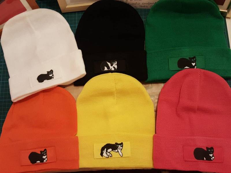 Freche Katzen Mütze Custom Hand Made Nine Lives Vegan Wintermütze Mit Frechem Aufnäher von 9livesvegan