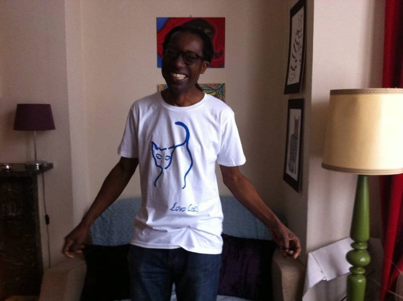 Schwarz/Weiß Funky, Arty Vegan Herren T-Shirt, Love Cats, Love All Animals Slogan, Hand Siebdruck, Bio Baumwolle Und Fair Trade von 9livesvegan