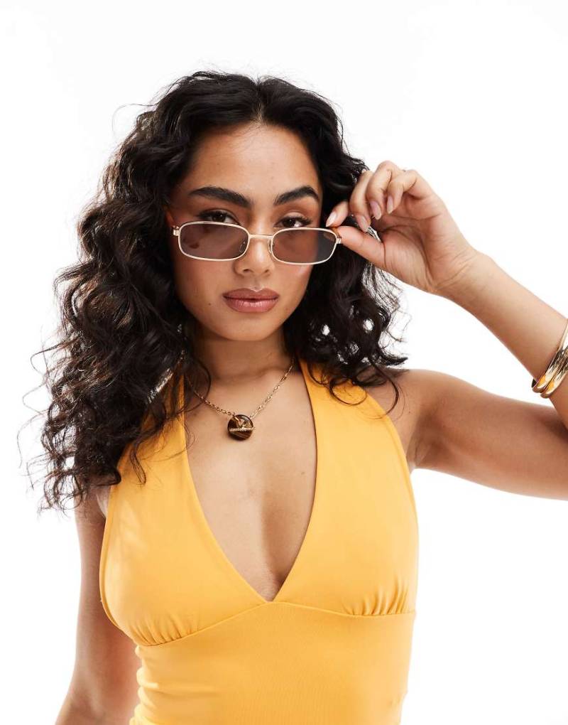 A. Kjaerbede - Noah - Sonnenbrille mit rechteckigem Metallgestell in goldenem gebranntem Bernstein-Braun von A.Kjaerbede