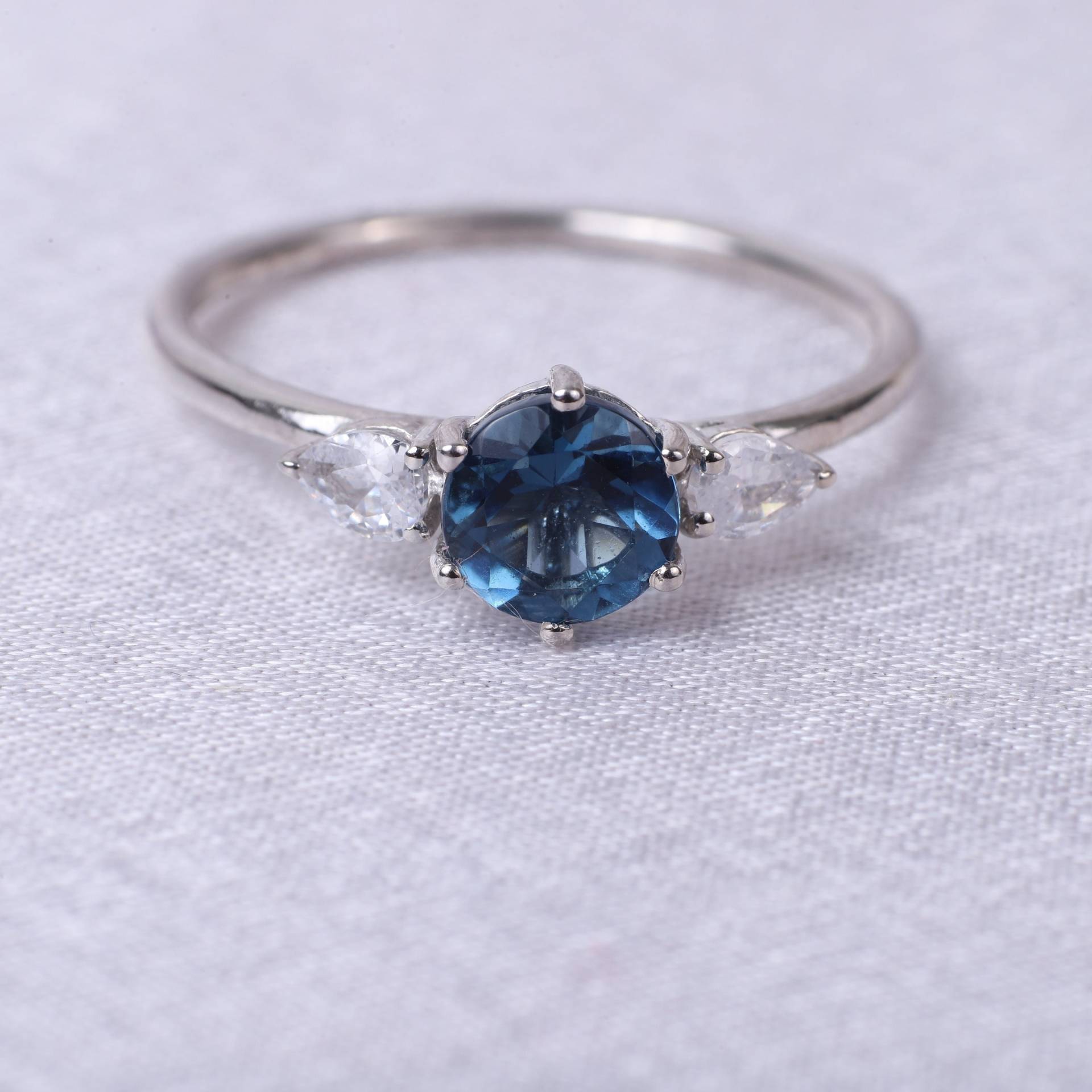 Hellblauer Saphir Verlobungsring Zierlicher Montana Ehering Alternative Einzigartiger Blauer Ring Personalisiertes Geschenk Für Momring von A1Jewells