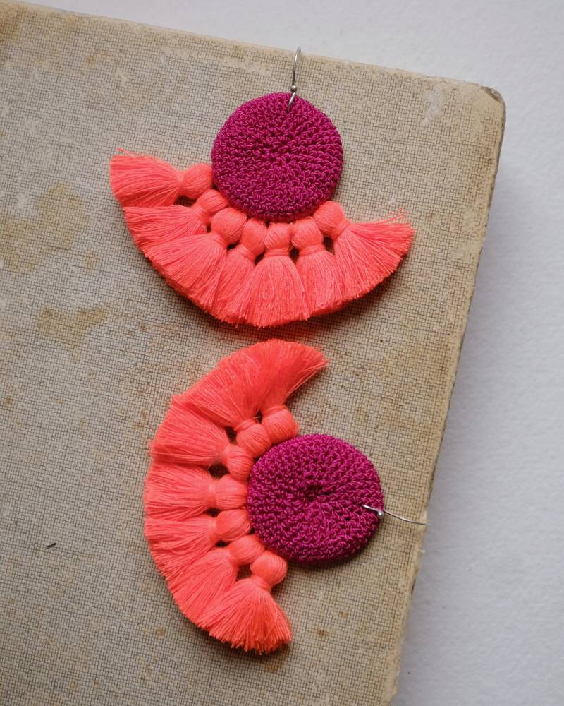 Hamimi "Tougana" Gehäkelte Ohrringe - Fuchsia & Coral Hamimi "Tougana" Gehäkelte Ohrringe - Fuchsia & Coral von AAIKABoutique