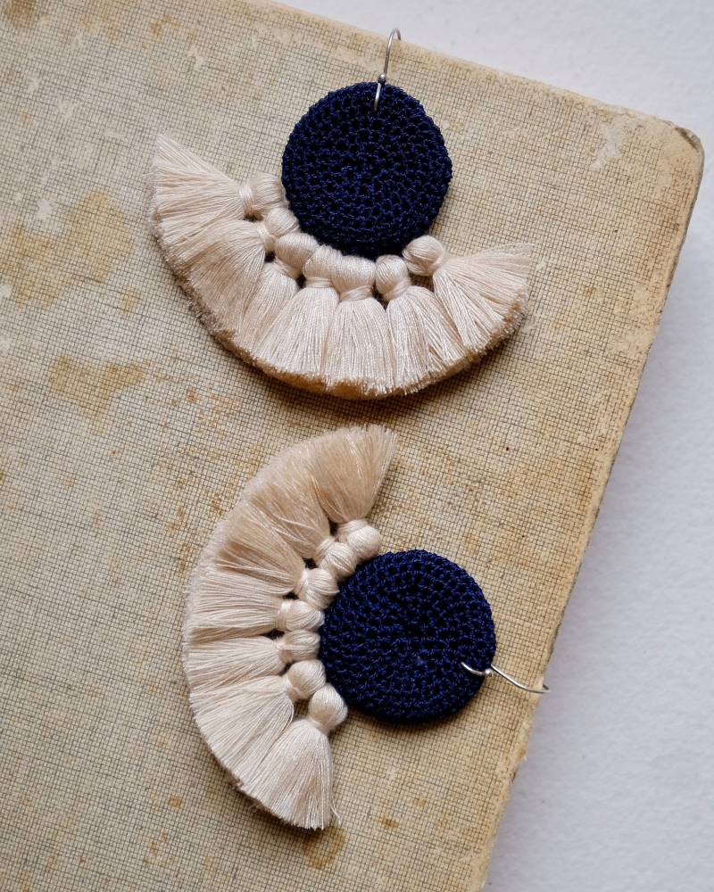 Hamimi "Tougana" Gehäkelte Ohrringe - Midnight Blue & Beige Hamimi "Tougana" Gehäkelte Ohrringe - Midnight Blue & Beige von AAIKABoutique