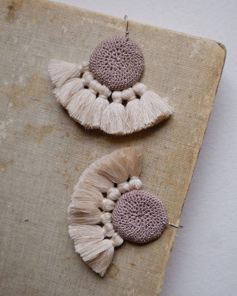 Hamimi "Tougana" Gehäkelte Ohrringe - Mink & Beige Hamimi "Tougana" Gehäkelte Ohrringe - Mink & Beige von AAIKABoutique