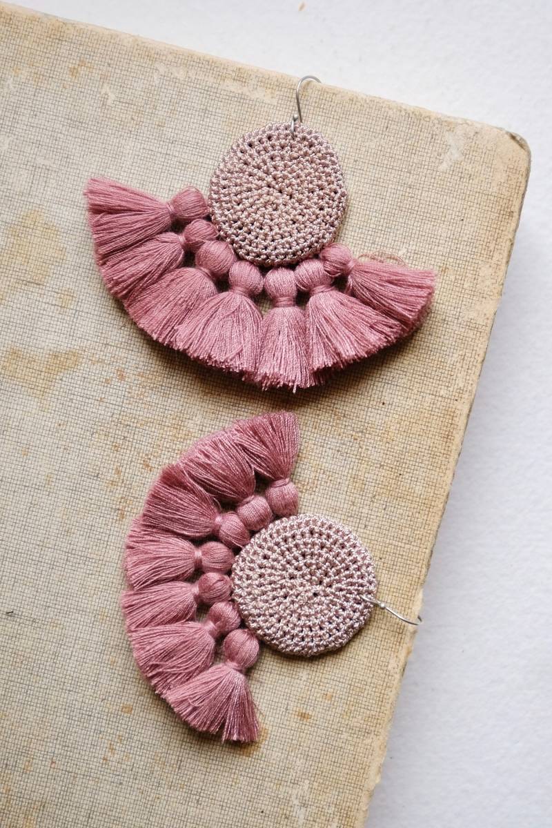 Hamimi "Tougana" Gehäkelte Ohrringe - Mink & Dusty Pink Hamimi "Tougana" Gehäkelte Ohrringe - Mink & Dusty Pink von AAIKABoutique