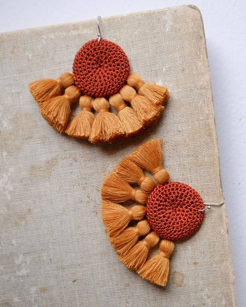 Hamimi "Tougana" Gehäkelte Ohrringe - Rust & Turmeric von AAIKABoutique