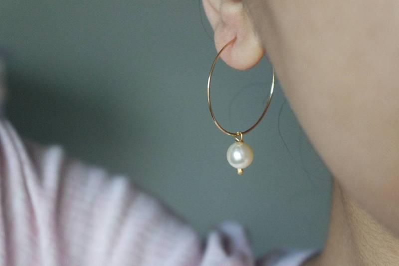 Gold Creolen, Einfache Statement Münz-Creolen, Perlenohrringe, Ohrhänger, Minimal Gold Creolen, Einfache Statement Münz-Creolen, Perlenohrringe, Ohrhänger, Minimal von AALIAJEWELLERY