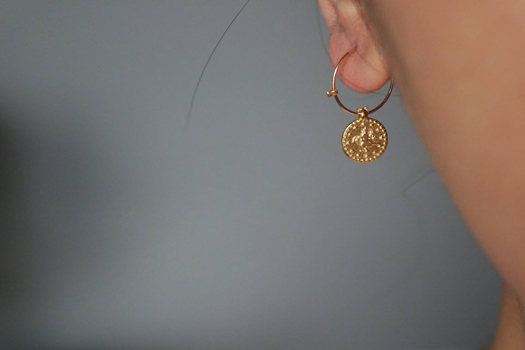 Gold Creolen, Münzen, Ohrringe, Münzohrringe, Statement Creolen Gold Creolen, Münzen, Ohrringe, Münzohrringe, Statement Creolen von AALIAJEWELLERY