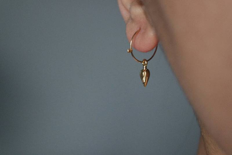 Mini-Creolen Gold, Tropfen-Creolen Kleine Creolen, Perlenohrringe, Mini-Ohrringe, Spike Ohrringe, Vergoldete Huggie Creolen von AALIAJEWELLERY