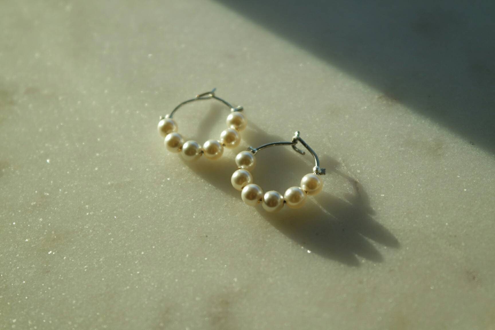 Silber Perle Creolen, Mini Tropfen Kleine Perlen Ohrringe, Versilberte Huggie Creolen Silber Perle Creolen, Mini Tropfen Kleine Perlen Ohrringe, Versilberte Huggie Creolen von AALIAJEWELLERY