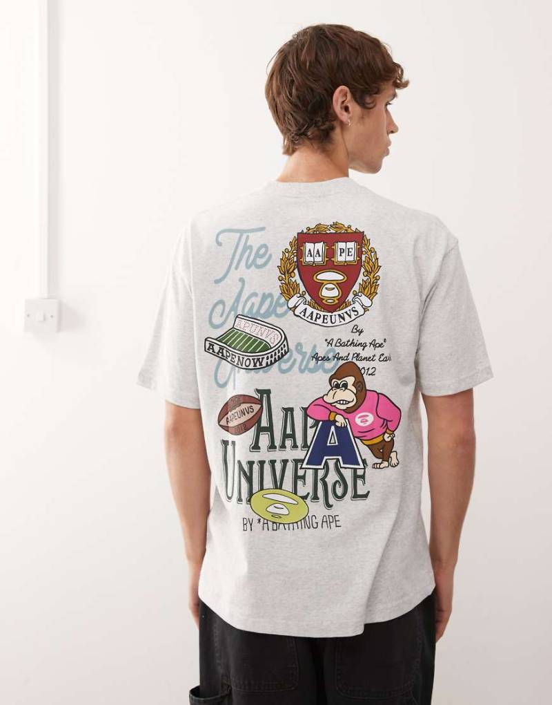 AAPE BY A BATHING APE - Boxy-Fit-T-Shirt in Grau mit College-Prints auf Brust und Rücken von AAPE BY A BATHING APE®