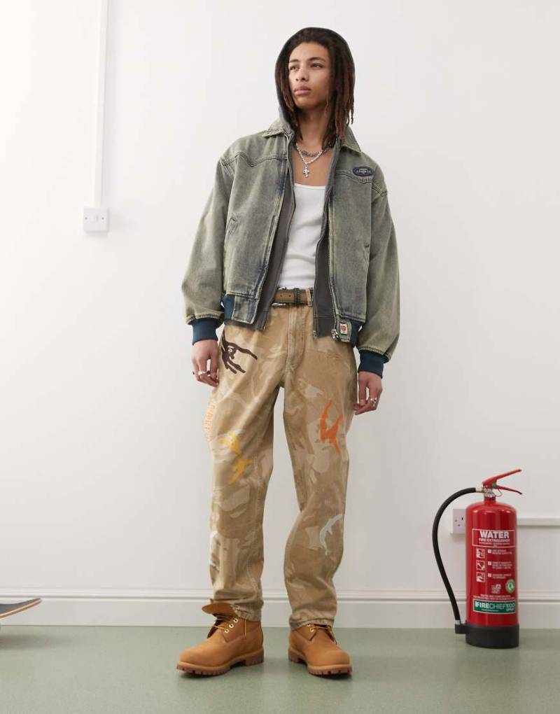 AAPE BY A BATHING APE - Jeans in Beige mit Military-Muster-Neutral von AAPE BY A BATHING APE®