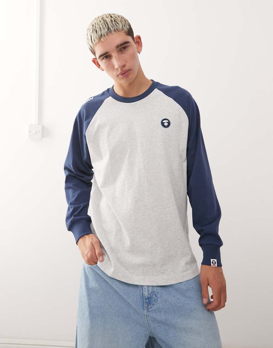 AAPE BY A BATHING APE - Kastig geschnittenes, langärmliges Raglan-T-Shirt in Grau und Marineblau-Bunt von AAPE BY A BATHING APE®
