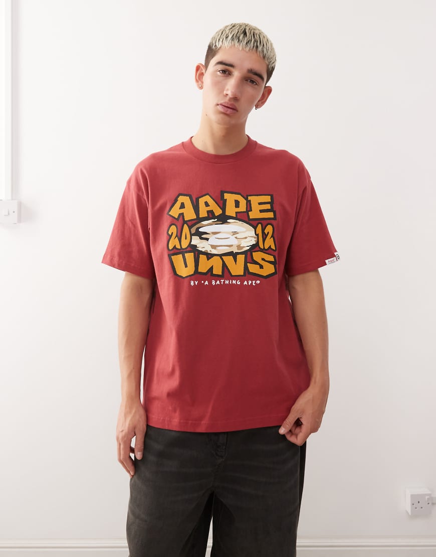 AAPE BY A BATHING APE - Kastig geschnittenes T-Shirt in Burgunderrot mit Logo-Print auf Brust und Rücken von AAPE BY A BATHING APE®